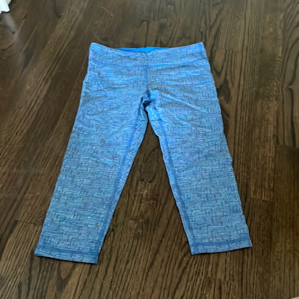 Ivivva 3/4 length blue patterned leggings